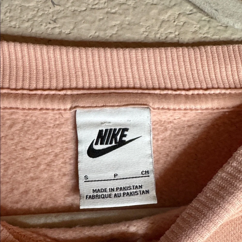 Nike Women’s Peachy Light Pink Crewneck Size Small‎